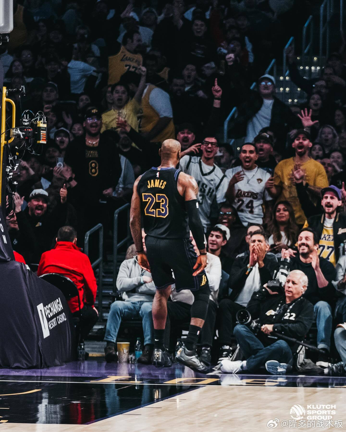 詹姆斯回归赛场，精彩发挥首场状态亮眼，皇家马德里观众沸腾！的简单介绍